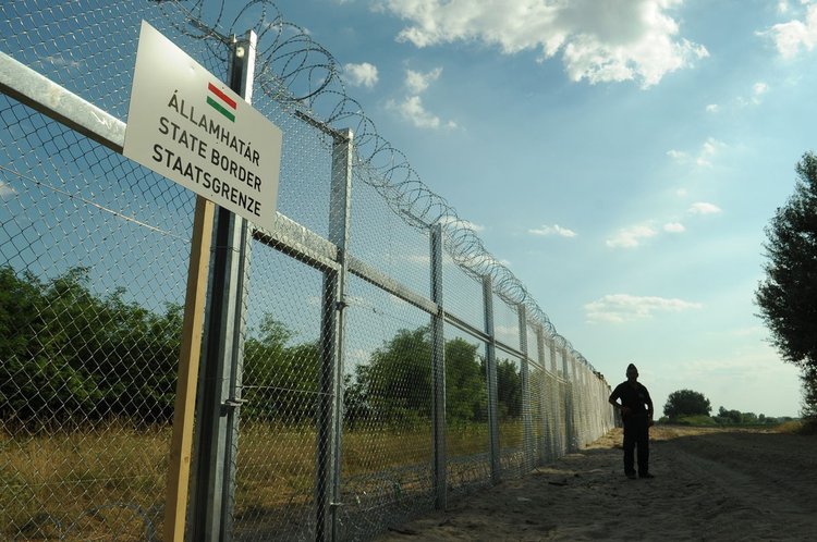 Hungarian-Serbian_border_barrier_1-300x199.jpg